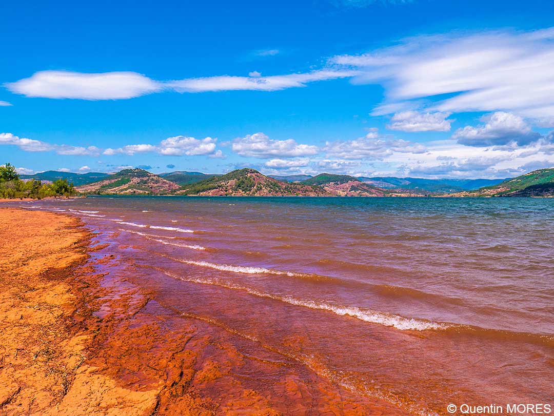 Photographie d'un lac du Sud de la France.